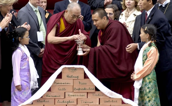Tibetzentrum Knappenberg Seine Heiligkeit der XIV. Dalai Lama und Gen Rinpoche Lama Geshe TenDhar mit tibetischen Mädchen